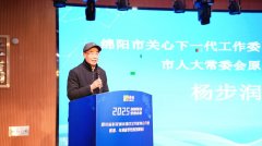 选手们身着奋起地排队入场